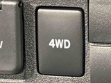 走行中でも4WD&hArr;2WDの切り替えはスイッチ一つでOK。パートタイム4WDで悪路走行性と経済性を両立。ぬかるみからの脱出を容易にするデフロックも装備。
