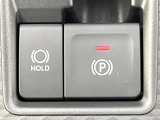 【電動パーキングブレーキ】パーキングブレーキは便利な電動式!ボタン一つで操作でき、アクセルを踏めば自動で解除されます♪レバーやペダルが無いので運転席廻りもすっきりしますね♪