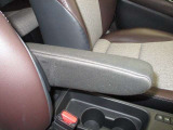 運転席にはアームレストがあります!