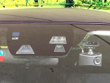 【スマートブレーキサポート】走行中に前方の車両等を認識し、衝突しそうな時は警報とブレーキで衝突回避と被害軽減をアシスト。より安全にドライブをお楽しみいただけます。