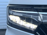【LEDヘッドライト】悪天候や夜間走行時も良好な視界を確保し安心して運転できる高輝度LEDヘッドライトを装備!点灯速度が早く、消費電力も抑えられています。