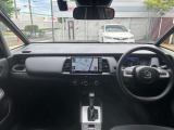ベース車より最低地上高がアップし、アイポイントが高くなったことで見晴らしが良く運転しやすくなっています。多少の段差や荒れた路面でも底擦りの心配が少なく、未舗装路やアウトドアシーンでも安心です。