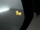 隣車線を走る車両をレーダーで検知し、ドアミラーでは確認しにくい後側方エリアに存在する車両に加え、急接近してくる車両も検知します。車両を検知するとドアミラーに搭載されたLEDインジケーターが点灯します。