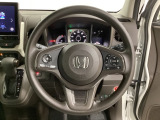 ハンドルにHondaセンシング系のクルーズコントロールやレーンキープアシストなどのスイッチと、オーディオの操作スイッチが装備されています。ハンドルから手を離さず安全に操作できます。