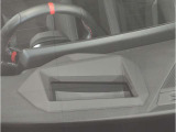 【ヘッドアップディスプレイ】現在の車速表示や目的地へのルート案内やメディア関連のリストを表示する事が可能です。視線移動を減らす事によりドライブに集中して頂けます。