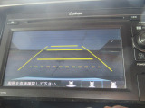 【リアカメラ】リバースに入れるだけで後方の映像が映ります。安全確認や、狭い駐車場での車庫入れ、雨の日や夜間など視界の悪い時に便利です。安全にバックする為には欠かせない装備です。