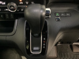 CVT車のセレクトレバーです。低速から高速まで、変速ショックのないスムーズな走りを実現するとともに、エンジン効率のよい領域を維持することで燃費にも貢献します。