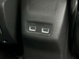後席用にもUSBポートが2つ用意されております