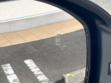 【ブラインドスポットインフォメーション】走行中、ドアミラーの死角になりやすい箇所に後続車が接近するとサイドミラー付近に警告を表示、ドライバーに注意喚起をしてくれます。