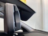 【ルームミラー一体型ETC】BMWといえばルームミラー一体型のETC。ドライバーから差し込めるかたちになっておりますので、差し忘れの際も慌てずにご利用いただけます。