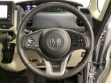 ハンドルにHondaセンシング系のクルーズコントロールやレーンキープアシストなどのスイッチと、オーディオの操作スイッチが装備されています。ハンドルから手を離さず安全に操作できます。