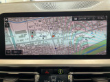 BMWのナビゲーションは操作性も良く、詳細な地図情報と交通状況を見やすく表示し、快適なドライビングをサポートしながら目的地までナビゲートします。