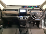 車内は光触媒抗菌消臭施工済です。インパネ周りはスタイリッシュなデザインで機能や装備も充実しています。グローブボックスやカップホルダーのほかにトレーなどたくさんの収納スペースが付いています。