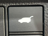 【パワーバックドア】スマートキーや運転席のボタンを押すだけでリアゲートが自動で開閉します!荷物を持っている時や、高い位置にあるバックドアを閉める際に便利な機能です♪