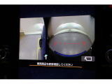 フロントカメラ装備。見通しの悪い場所から車を出す時に左右の状況が分からず身を乗り出して確認することありませんか?これからはSW一つで左右の状況が確認できます。自転車や歩行者を発見できます。