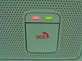 急病時や危険を感じた時、SOSコールスイッチを押すと専門のオペレータに繋がって、警察や消防への連携をサポートしてくれます。また、万が一の事故発生時には、エアバッグ展開と連動して自動通報します。別途契約要