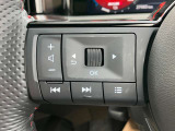 ステアリングスイッチ付。ハンドルから手を離さずにオーディオ操作が出来て安全です。