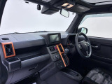 ダイハツのお店では、ダイハツ車を知り尽くしたプロフェッショナルが、専用の診断機器を使って各システムを点検しております。