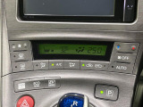 【オートエアコン】一度お好みの温度に設定すれば、車内の温度を検知し風量や温度を自動で調整。暑い&hellip;寒い&hellip;と何度もスイッチ操作をする必要はありません。快適な車内空間には必須の機能ですね♪