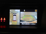 パノラミックビューモニター付きです。車両を上から見たような映像をモニター画面に表示。運転席からの目視では見にくい、車両周辺の状況をリアルタイムでしっかり確認できます。