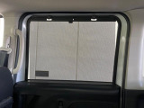 【ロールシェード】日差しや車外からの光が眩しいときにサッと引き出して使える、ロール格納タイプのサンシェードを装備。後席に乗ったお子様がウトウトしだした時など、ぜひご活用ください♪