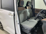 【運転席・助手席転席】運転席の足もともゆったりで長距離ドライブでも快適に★