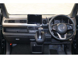 操作性に優れた運転席となります!小物入れや各ボタンの配置にこだわり、使いやすいです!座り心地もよく視認性も良好なのでロングドライブもお任せ下さい!