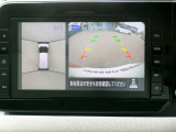 まるで上空から見下ろしているような感じで駐車が楽にできるインテリジェントアラウンドビューモニター!