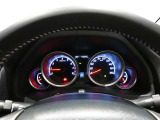 とっても見やすいメーターです。夜間時はラグジュアリーな気分にさせてくれる照明が魅力ですので、夜のドライブも楽しみになりますよ♪