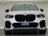 【キドニーグリル】BMWの代名詞。一目見ただけでBMWであると認識できる確固たるアイコンとして存在感を放ちます。