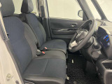 ゆったりと座れる運転席シートですのでストレスなく運転が出来ますよ!