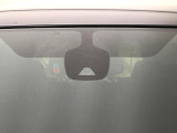 【エマージェンシーブレーキ】走行中に前方の車両等を認識し、衝突しそうな時は警報とブレーキで衝突回避と被害軽減をアシスト。より安全にドライブをお楽しみいただけます。