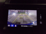 バックカメラの画像です。ガイドラインがスムースな車庫入れをサポートいたします。車庫入れの安心感がアップしますね。