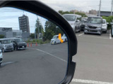 【ブラインドスポットインフォメーション】後側方の死角にいる車両を検知し、ドアミラー表示で車線変更をサポートします。