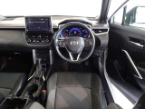 革巻きステアリングで快適な操作性の運転席です。