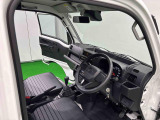 見易い計器類と運転し易いドライビングポジションは、視角も少なく前方&左右の見切りが良く運転し易いクルマです
