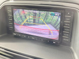 【バックカメラ】駐車時に後方がリアルタイム映像で確認できます。大型商業施設や立体駐車場での駐車時や、夜間のバック時に大活躍!運転スキルに関わらず、今や必須となった装備のひとつです!