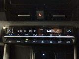 お車のキーはスマートキーです。キーを身につけた状態で車に近づき、ドアロックの解錠や施錠操作が出来ます。雨の日など両手がふさがっている時など、とっても便利ですね。