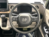 インテリアに合わせたデザインのステアリングは、運転される方のことも考え、運転しやすい形状、大きさです。是非一度、実際に触ってお確かめください。