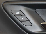 運転席は二人分のシートポジションを記憶します。