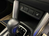 USB充電ポート/ステアリングヒーター/EVモードやドライブモードの切り替えスイッチ/横滑り防止装置OFFスイッチ