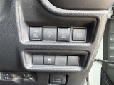 運転席から後席のスライドドアをボタンで操作できます!