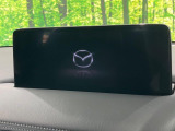 【10.25インチマツダコネクト】車内の雰囲気にマッチした大型ディスプレイ。スマホ接続でのナビ使用やBluetooth再生等、様々な機能が楽しめます。直感的なダイヤル操作が可能で、使い勝手も良好です。