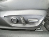運転席のシート調整を電動で調整できます。無段階調整なので、どなたにもピッタリの調整が可能です。