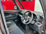 運転席も広々とゆったりしております。アームレストも装備しており快適にドライブしていただけます。