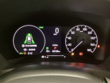 ハイブリット車専用のメーターです。右側の大型スピードメーターに加え、ステアリングスイッチを使って左のマルチインフォメーション・ディスプレイで燃費や動力伝達などの情報が見れるようになっています。
