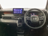 車内は光触媒抗菌消臭施工済です。インパネ周りはスタイリッシュなデザインで機能や装備も充実しています。グローブボックスやカップホルダーのほかにトレーなどたくさんの収納スペースが付いています。