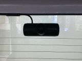 後方にもドライブレコーダーのカメラが付いています。前後両方でお車の周りを監視・記録いたします。