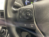 ステアリングスイッチ付きで、運転中に視線を前に向けたまま操作できます。
