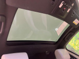 【サンルーフ】開放感たっぷりの希少装備、サンルーフが装着されています!車内に明かりを取り入れたり景色を楽しむ以外にも、車内の空気も簡単に換気できて快適です!
